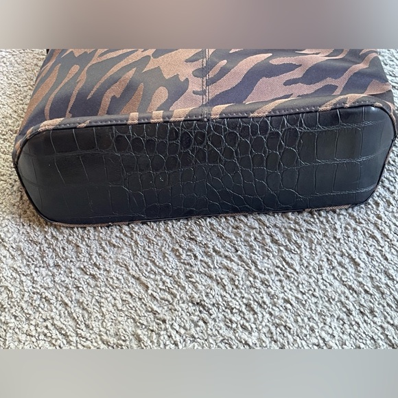 ANNE KLEIN BLACK & BROWN ZEBRA PRINT SHOULDER BAG. Reptile print bottom/handles. - Picture 10 of 10